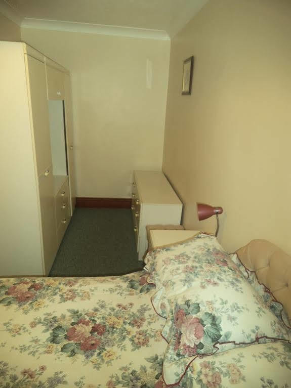 Quayside Close Holiday Apartments Пул Экстерьер фото